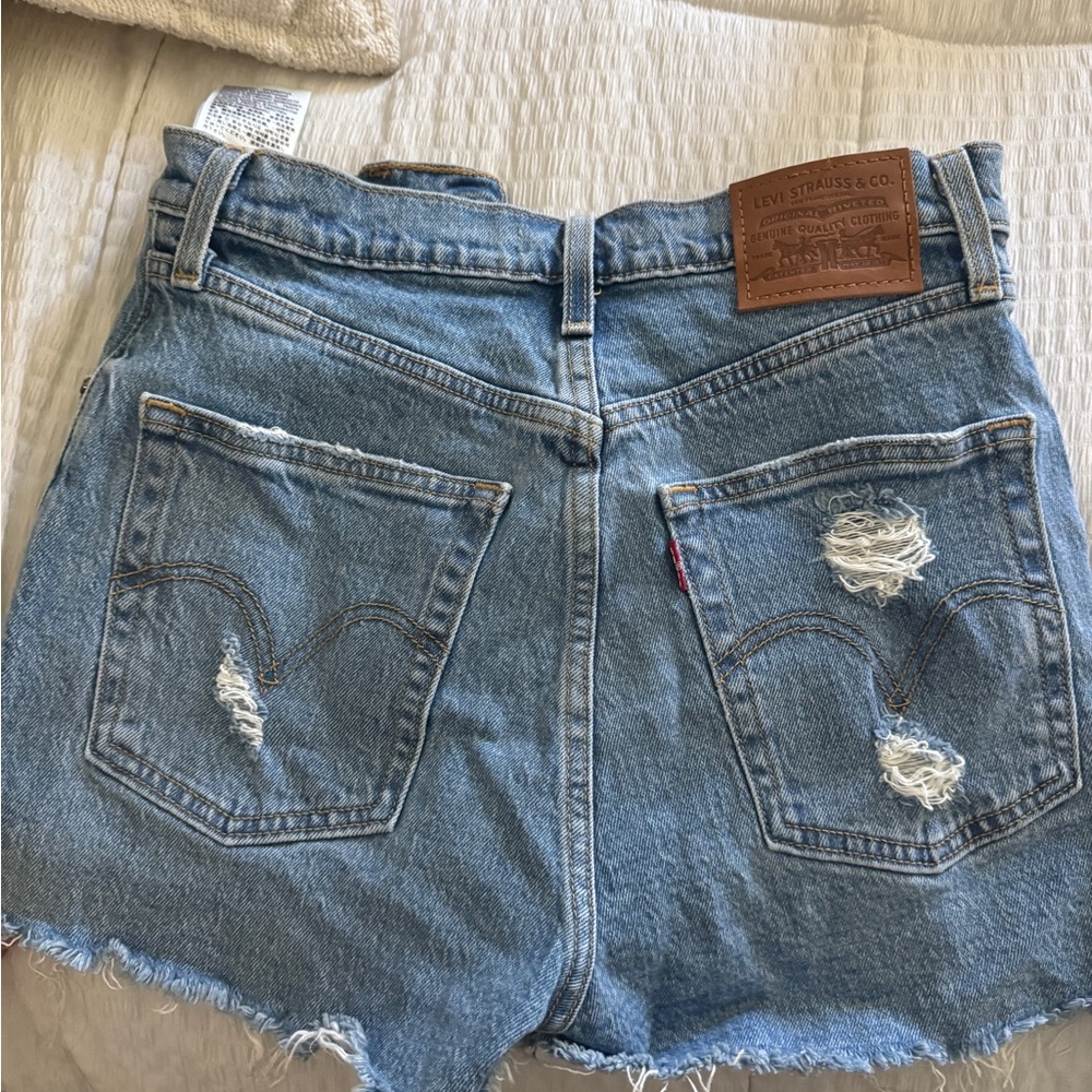 Levi’s Ribcage Denim Shorts Light Wash Blue High Rise – Women’s size 27
